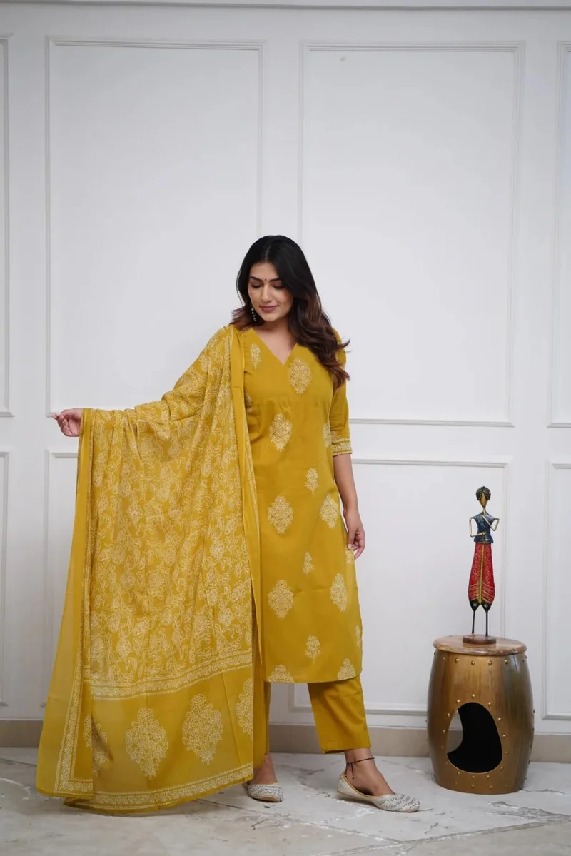 جو سريكي كورتا مستقيمة مطبوعة من رايون فيسكوز نسائية GoSriKi مع بنطال ودوباتا (خردل كانيشا - GS_L_Mustard_Large)